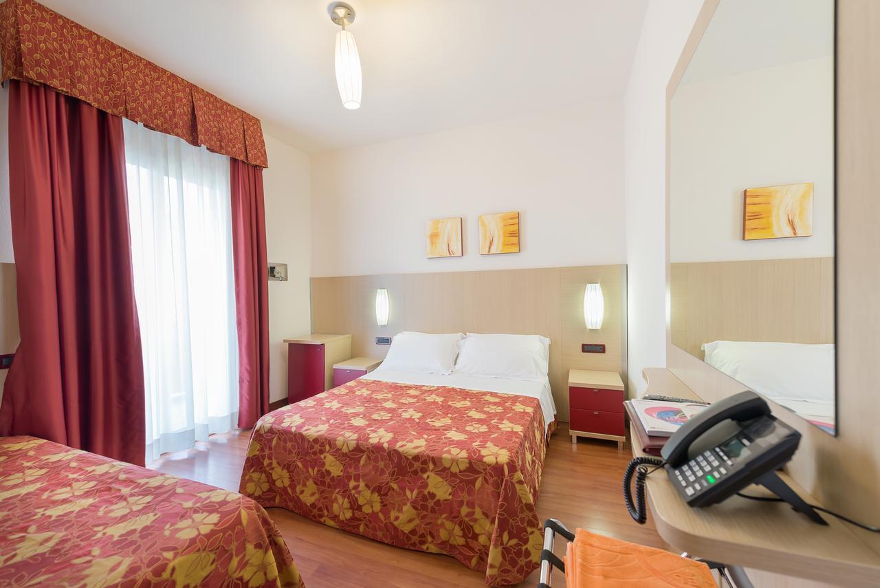 Hotel Villa Angelina Бибионе Екстериор снимка